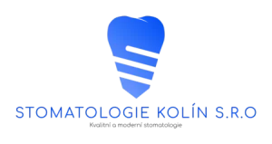Logo Stomatologie Kolín S.R.O. se stylizovaným designem modrých zubů, který odráží odbornost zubařských služeb v Kolíně.