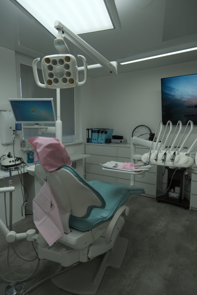 Zubní ordinace vybavená vyšetřovacím křeslem, stropním světlem, počítačem a nezbytným stomatologickým vybavením zajišťuje komplexní stomatologický zážitek.